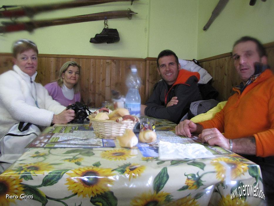 15 A tavola al caldo del rifugio.jpg